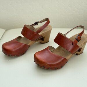 Lightly worn Dansko clogs, red brown colored, size 37 (size 7 in US)